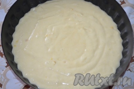 Вылить тесто в форму для выпечки (я взяла форму диаметром 20 сантиметров), смазанную маслом (силиконовую форму можно не смазывать маслом), поставить в разогретую до 180 градусов духовку на 35-40 минут. Готовность проверить, проколов пирог сухой спичкой (если после прокола выпечки спичка останется сухой и чистой, на ней не будет следов теста, значит пришло время доставать пирог из духовки).