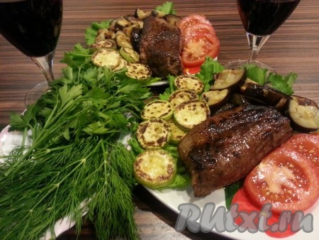 Я к мясу пожарила на гарнир кабачки и баклажаны с луком, украсила зеленью и помидорами.
