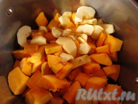 Тыкву и яблоки очищаем от кожуры и семян и нарезаем на кусочки.