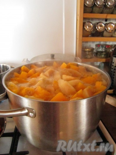 Заливаем все водой, примерно 1:2. Варим на небольшом огне до готовности тыквы, примерно 20-30 минут.