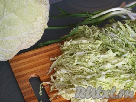 Нашинковать савойскую капусту.
