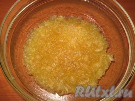 Очищенные яблоки натереть на крупной терке, положить в емкость для микроволновки, засыпать сахаром, поставить в микроволновку при высокой мощности на 3 минуты, затем достать, перемешать и снова поставить на 3 минуты - так повторить еще 2 раза, в общей сложности 9 минут.
