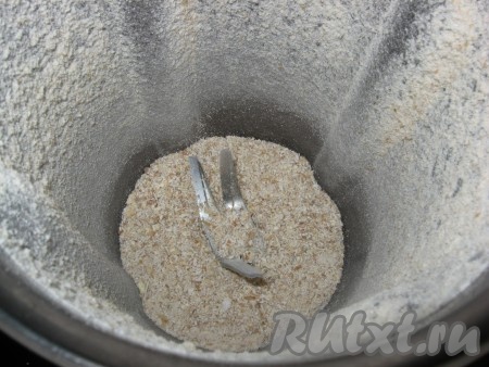 Хлопья измельчить в блендере до мелкой крошки.