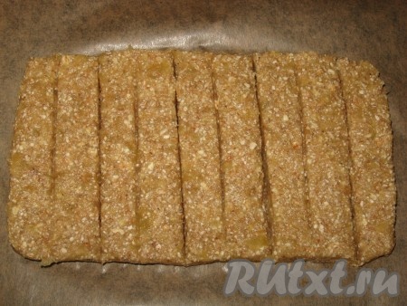 Выложить ее на противень, застеленный пергаментом, в виде прямоугольника толщиной до 1 см.
