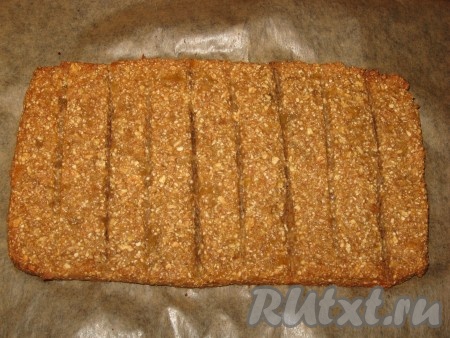 Поставить в духовку и при температуре 150 градусов подсушить в течение 40-50 минут (следить, чтобы не подгорало, при необходимости температуру снизить). Затем достать, аккуратно разрезать на несколько батончиков и полностью охладить.
