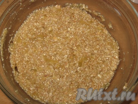 Измельченные хлопья подмешать к яблочному пюре - должна получиться густая масса.
