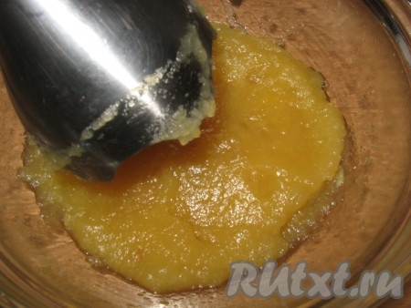 Затем яблоки пробить блендером до пюреобразного состояния. 