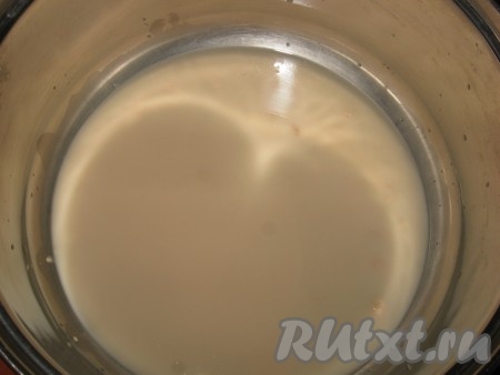 Сначала приготовить опару: в кастрюле или миске в теплой воде растворить дрожжи и сахар.
