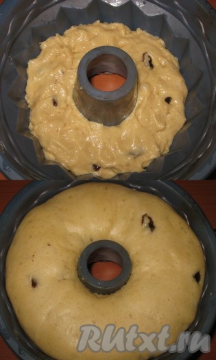 Затем тесто выложить в форму для запекания (лучше, чтобы форма была в виде кольца, так изделие лучше и быстрее пропекается, у меня - силиконовое кольцо), тесто должно заполнять форму на 2/3. Форму накрыть полотенцем и снова убрать в теплое место, оно должно еще раз хорошо подняться.
