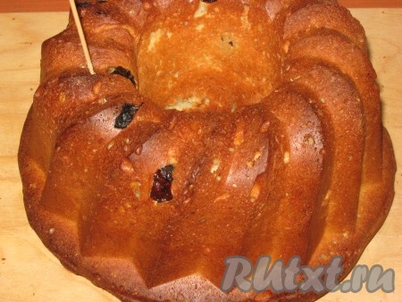 Изделие пропитать сиропом с одной стороны: предварительно проколов кекс деревянной палочкой в нескольких местах и погружая на 10-12 секунд в горячий сироп, слегка прижимая в сиропе. Так сделать несколько раз, пока сироп полностью не впитается.
