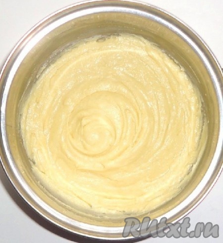 Добавить разрыхлитель теста, муку и перемешать.
