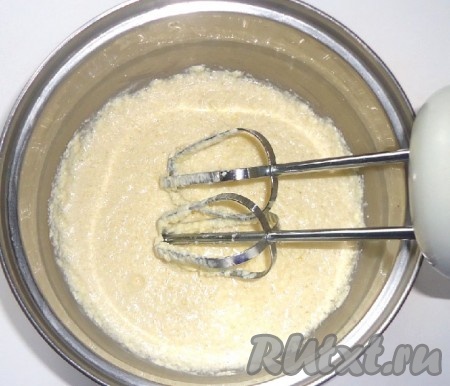 Яйца взбить с размягчённым сливочным маслом и сахаром.
