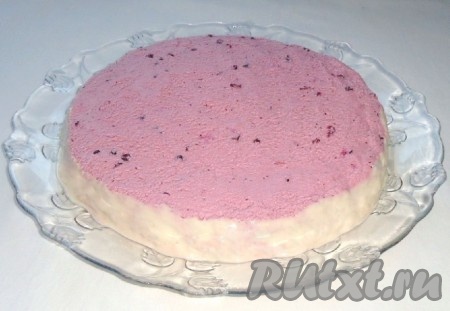 Сметанным кремом обмазать бока торта.