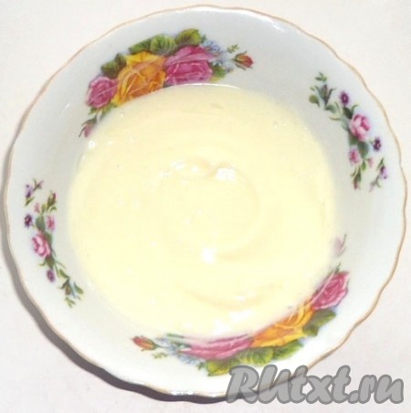 Когда творожно-брусничный слой застынет, можно украшать торт. Приготовить сметанный крем: сметану нужно смешать с сахарной пудрой.
