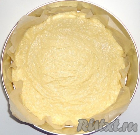 Форму диаметром 24 см застелить пекарской бумагой, смазанной растительным маслом, и равномерно распределить тесто по форме. Выпекать при температуре 170-180 градусов 20-25 минут.
