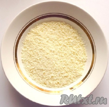 Белый шоколад натереть на мелкой тёрке.