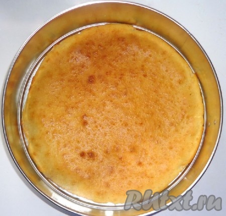 Готовый корж освободить от бумаги, охладить и выложить на блюдо или в ту же форму, где выпекали, но в том случае, если она разъёмная.
