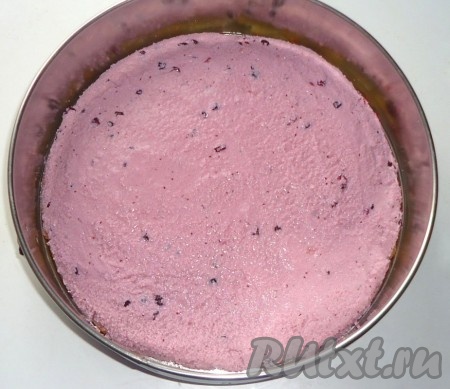 Творожно-брусничную массу равномерно выложить на корж и поставить на холод на несколько часов для застывания.