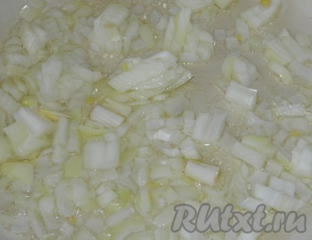 Лук очистить, нарезать достаточно мелко. В мультиварку влить растительное масло, включить режим "Жарка" и обжарить лук в течение 3-4 минут (до прозрачности), иногда помешивая.