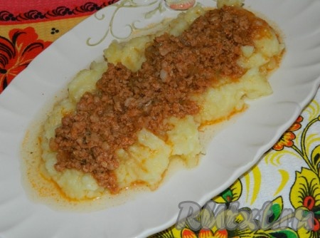 По истечении 30 минут блюдо будет готово. Вкусный, сочный, аппетитный фарш подать с гарниром. Я подала с картофельным пюре, но прекрасно подойдут, например, макароны или рис. И не забудьте полить гарнир томатной подливой, в которой тушился фарш в мультиварке.