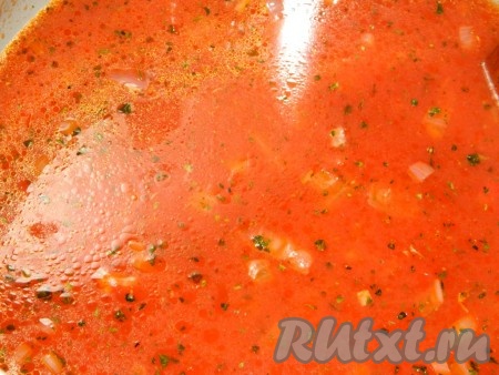 Влить 350-400 миллилитров горячей воды, дать закипеть.