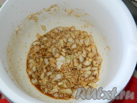Для получения маринада смешать в глубокой миске имбирь, мёд, кунжут, соевый соус и уксус. Лук и чеснок очистить. Нарезать лук на мелкие кубики, а чеснок пропустить через пресс. Добавить лук и чеснок в маринад, перемешать.