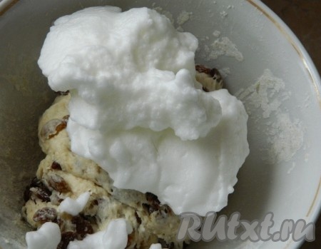 Добавить хорошо взбитый белок. Замесить тесто. Дать ему 2 раза подойти. Затем поделить на 8 булочек и выложить на смазанный противень для расстойки минут на 20-30.