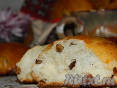 Вкусные, аппетитные булочки с изюмом можно подавать к столу!
