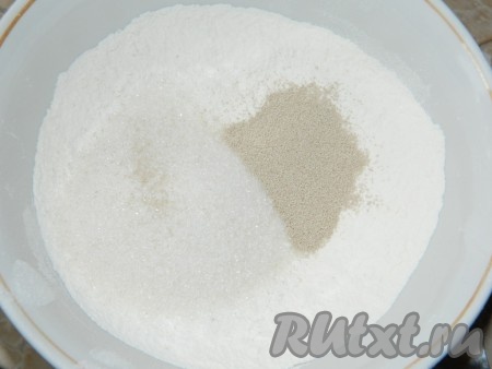 Соединить муку с сахаром и дрожжами.