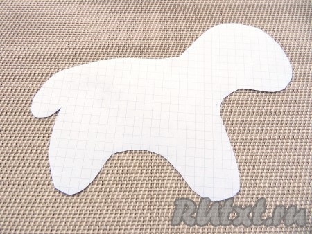 Чтобы приготовить из теста барашков, нужно нарисовать шаблон на обычной бумаге и вырезать его.