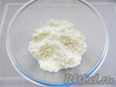 Для штрейзеля замороженное сливочное масло натереть на терке или порубить ножом, смешать в крошку с мукой и сахаром.