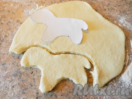 Раскатать тесто в пласт толщиной 1-1,5 см. Ножом вырезать фигурки по шаблону.