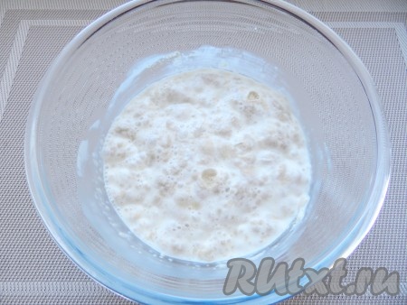 Добавить дрожжи, перемешать и оставить на 20 минут.