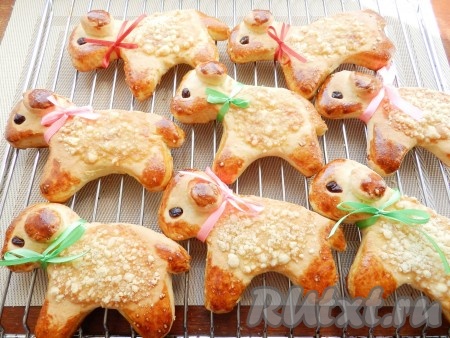 Украсить пасхальных барашков ленточками.