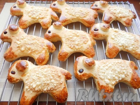 Готовые фигурки выложить на решетку и остудить.