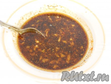 Добавить пропущенный через пресс чеснок, влить воду и перемешать. Дать соусу настояться 10-15 минут.