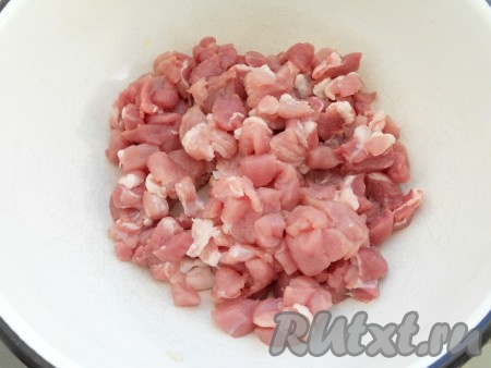 Свинину порезать мелкими кусочками.