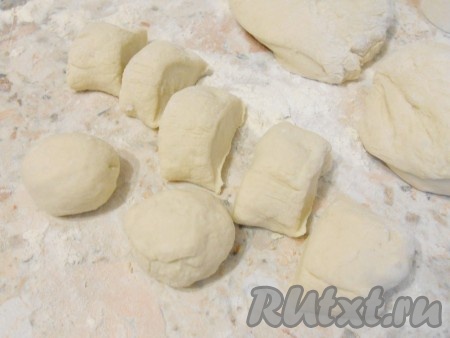 Подошедшее тесто для пигоди по-корейски обмять, разделить на 3 части. Каждую - скатать в колбаску, порезать на части (приблизительно по 40-50 грамм), скатать каждую часть в шарики.
