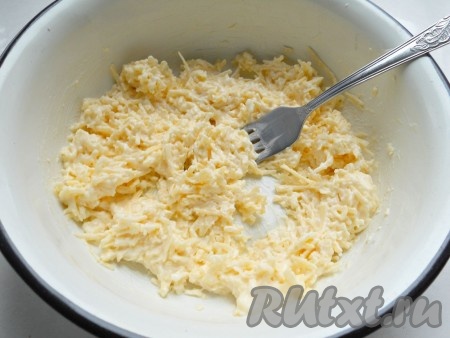 Сыр натереть на мелкой тёрке в глубокую миску, добавить майонез и пропущенный через пресс чеснок. Если нужно подсолить по вкусу и хорошенько перемешать.