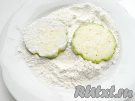 Кабачки посолить и поперчить немного, обвалять в муке со всех сторон. Обваливать в муке нужно столько кабачков, сколько одновременно у вас поместятся на сковороде.