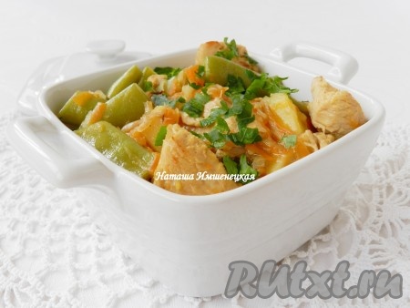 Сочное, сытное и вкусное жаркое из индейки с картошкой готово, сразу раскладываем по тарелкам и подаём к столу, посыпав мелко нарезанной зеленью.  