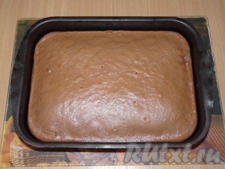 Форму для выпечки (я взяла прямоугольную форму) смазать растительным маслом, вылить тесто и поставить в духовку, разогретую до 200 градусов, примерно на 35-40 минут. Готовность бисквита нужно проверить, проколов его сухой зубочисткой, если после прокалывания на зубочистке не будет следов теста, значит бисквит готов. Достать бисквит из духовки, дать ему остыть в течение минут 5, после этого переложить на решётку и оставить до полного остывания.
