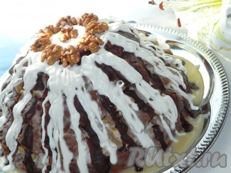 Верх домашнего торта "Панчо" полить растопленным шоколадом и сметанным кремом. Поставить в холодильник на несколько часов (а лучше всего на ночь) для пропитки.