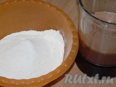 Прежде всего замесим тесто. Для этого в чаше, удобной для взбивания, нужно яйца взбить с сахаром миксером на максимальной скорости в течение 5 минут. Затем добавить сметану, сгущённое молоко и какао, перемешать на небольшой скорости миксера. В получившуюся массу всыпать разрыхлитель, грамм 100 просеянной муки, перемешать лопаткой до однородности. Частями добавляя оставшуюся муку и хорошо вмешивая её, замесить тесто, напоминающее сметану средней густоты. С лопатки тесто должно стекать достаточно широкой лентой. Как только добились такой консистенции теста, значит больше муку добавлять не нужно.