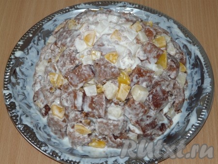 Чередуя кусочки бисквита, пропитанные сметанным кремом, а также фрукты и орехи, сформировать торт в виде горки.