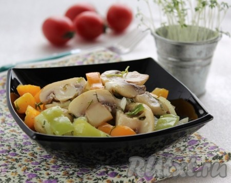 А если дать салату с шампиньонами и болгарским перцем настояться, а ещё лучше попробовать на следующий день, это будет взрыв вкуса!
