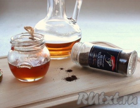 Приготовить заправку, для этого смешать оливковое масло, уксус, мёд, перец чили. При необходимости, можно мёд заменить на сахар, а яблочный уксус - на простой 6% уксус.
