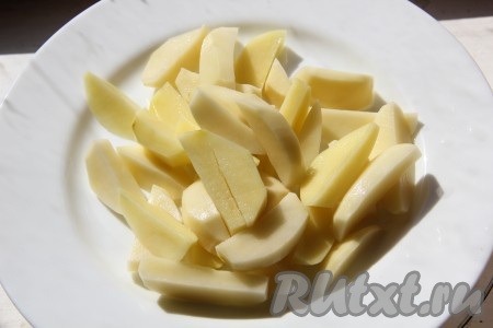 По истечении 30 минут добавляем в кастрюлю очищенный картофель, нарезанный соломкой, даём закипеть и варим минут 15 (до готовности картошки) на небольшом огне.