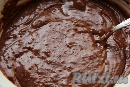 Воду смешать с растительным маслом и добавить к сухим ингредиентам. Вымешать тесто до однородной консистенции.