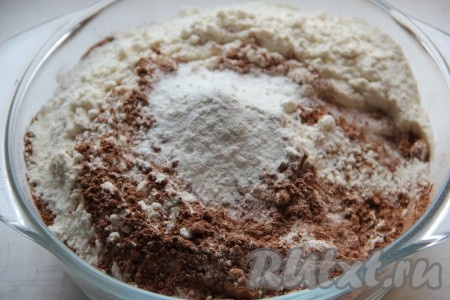 Смешать все сухие ингредиенты: муку, сахар, какао, ванильный сахар и разрыхлитель.
